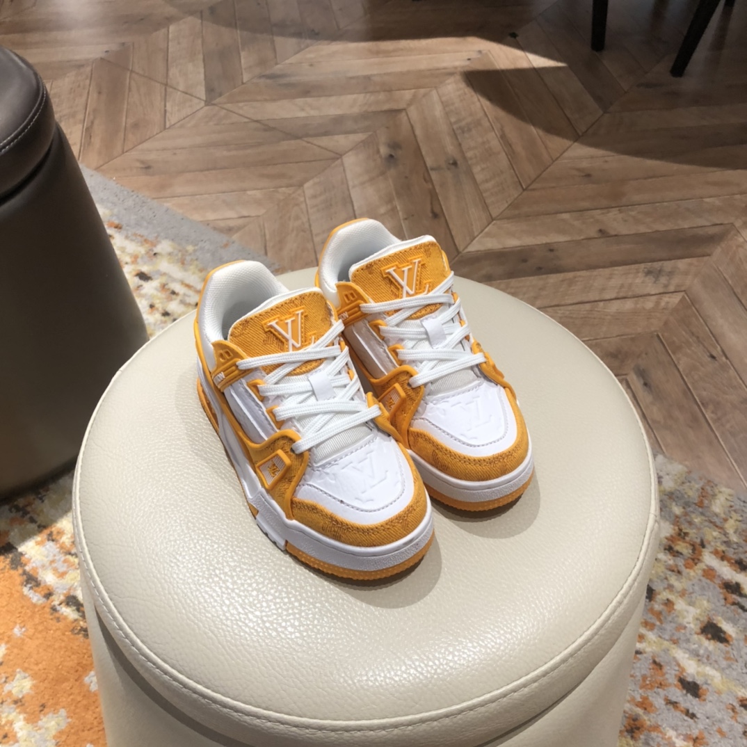 Children's shoes child